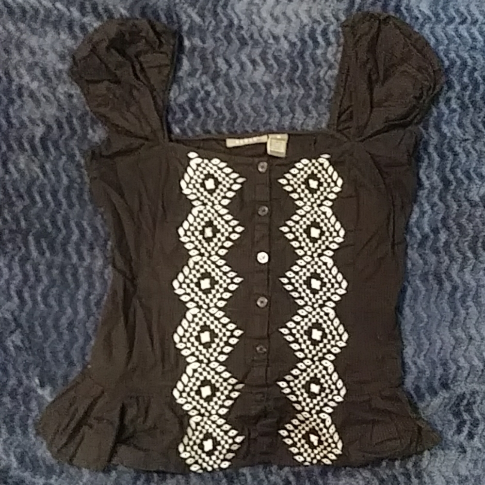 Black and white embroidered puff sleeve crop top